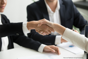 Frontend handshake 2  c  foto von radission us auf unsplash