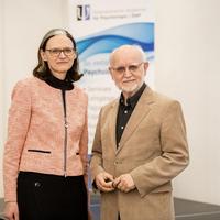 Frau Mag. Christine Priesner, MBA (Fachsektion Mediation) und Herr Univ.-Prof. Dr.Dr.h.c. Friedrich Glasl